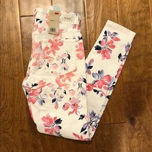 COPY - BNWT Levi’s floral white jeans